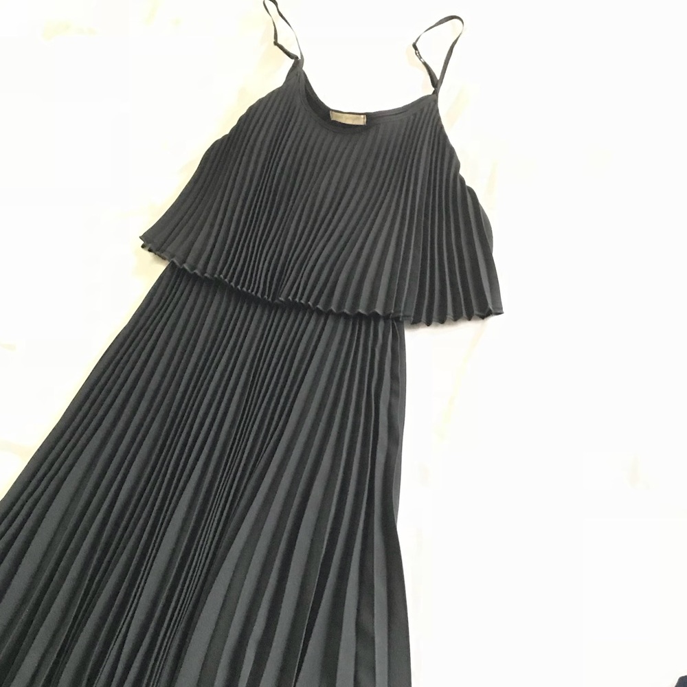 Chic Black dress with pleats!